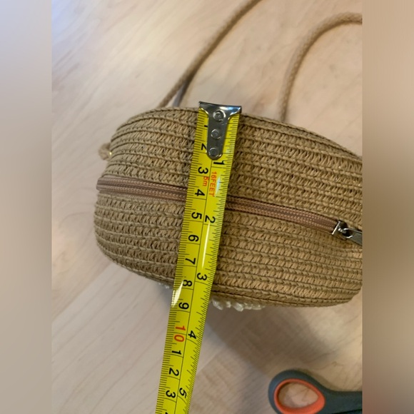 Small round straw bag with flower detail - Picture 3 of 5